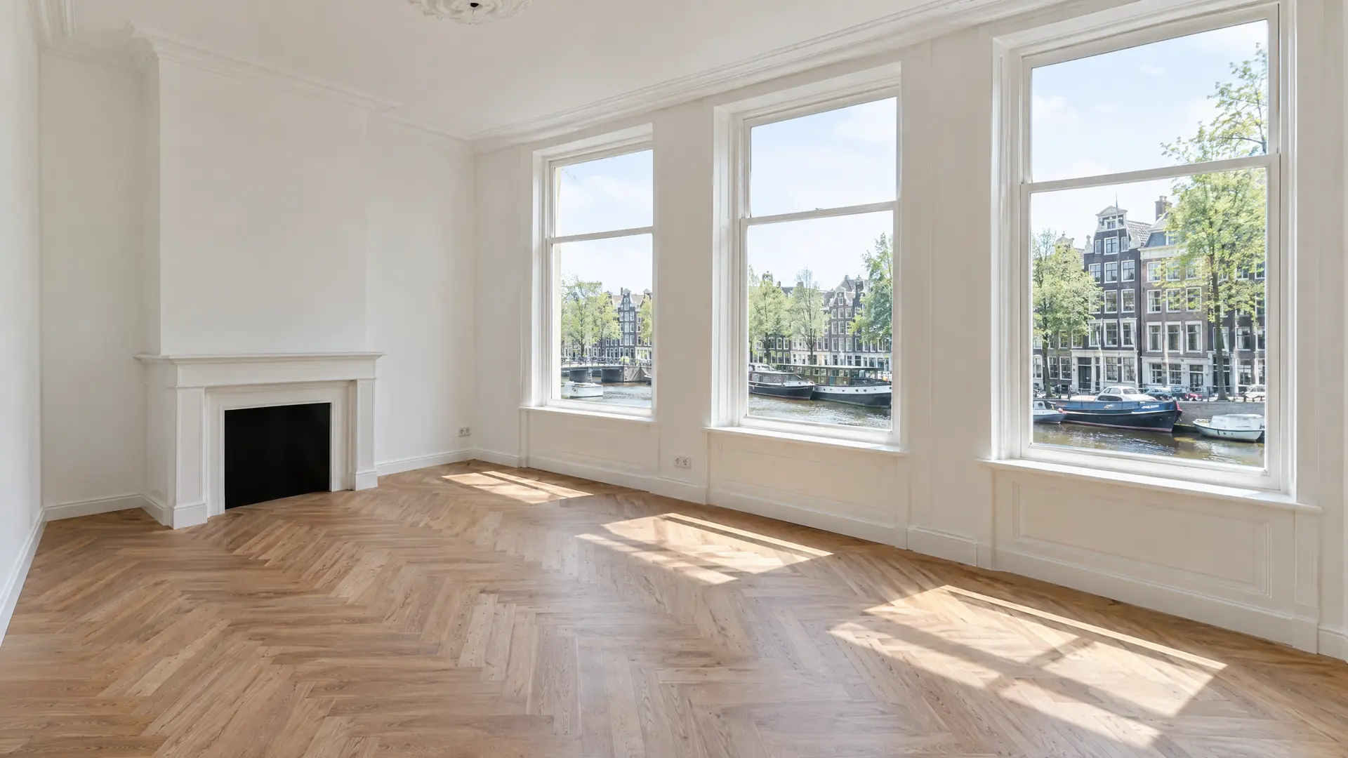 Binnenschilderwerk in een Amsterdams grachtenpand met witte wanden, plafond en kozijnen