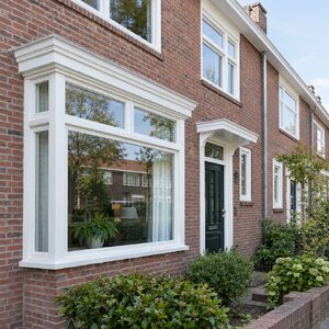 Nieuw geschilderde witte kozijnen van een jaren-30 woning in Amstelveen