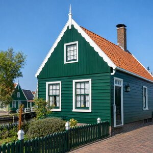 Groen geschilderd Zaans houten huis met witte kozijnen in Zaandam