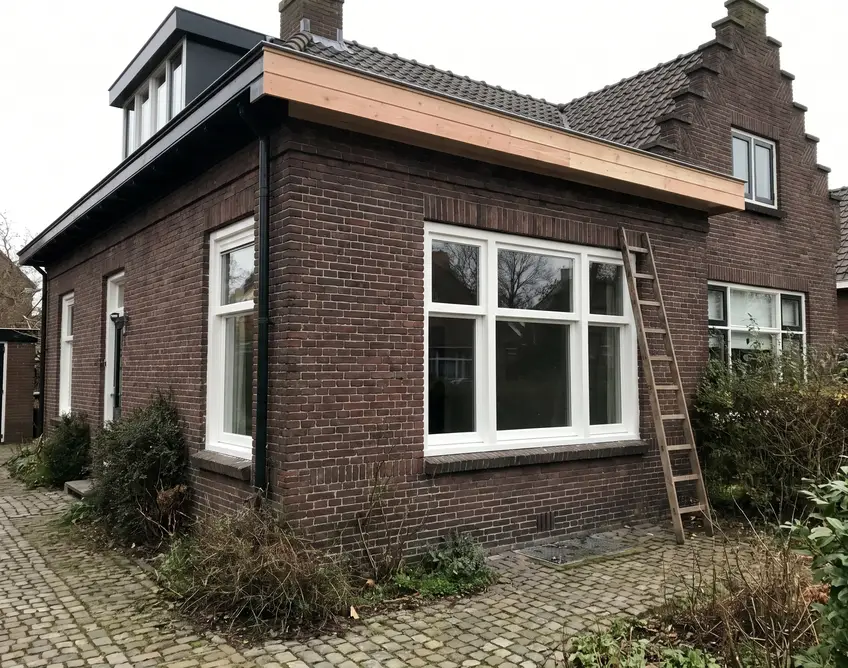 Nieuw geschilderde witte kozijnen en boeiboord onder de dakrand van een jaren-30 woning